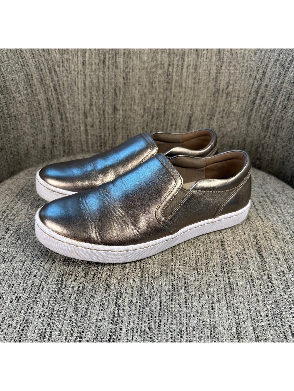 Clarks Cushion Feel Womens 7.5 M Metallic Pewter Slip On Casual Sneakers Shoes